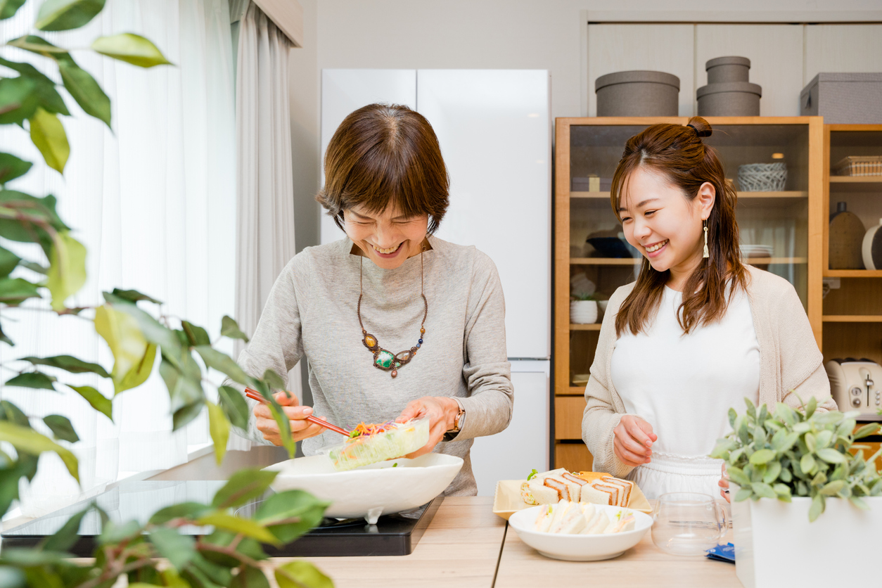 Mère et fille qui servent un sandwich dans la cuisine