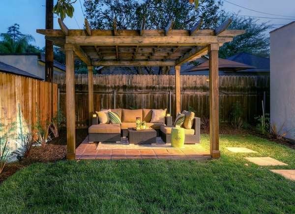 Pergola extérieure dans l'arrière-cour