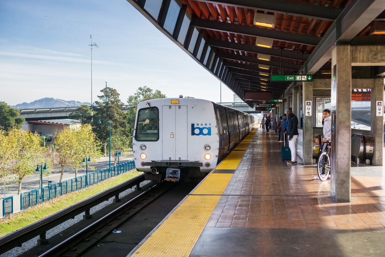 Train BART arrivant à l'arrêt Coliseum, en direction de Richmond, vers l'est d'Oakland