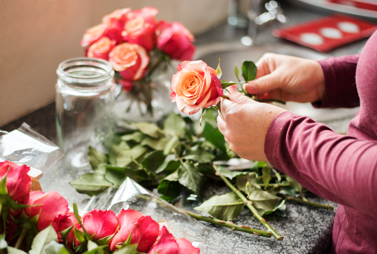 iStock-1279760850 jardin de fleurs coupées gros plan d'une femme préparant des roses pour les mettre dans un vase.jpg