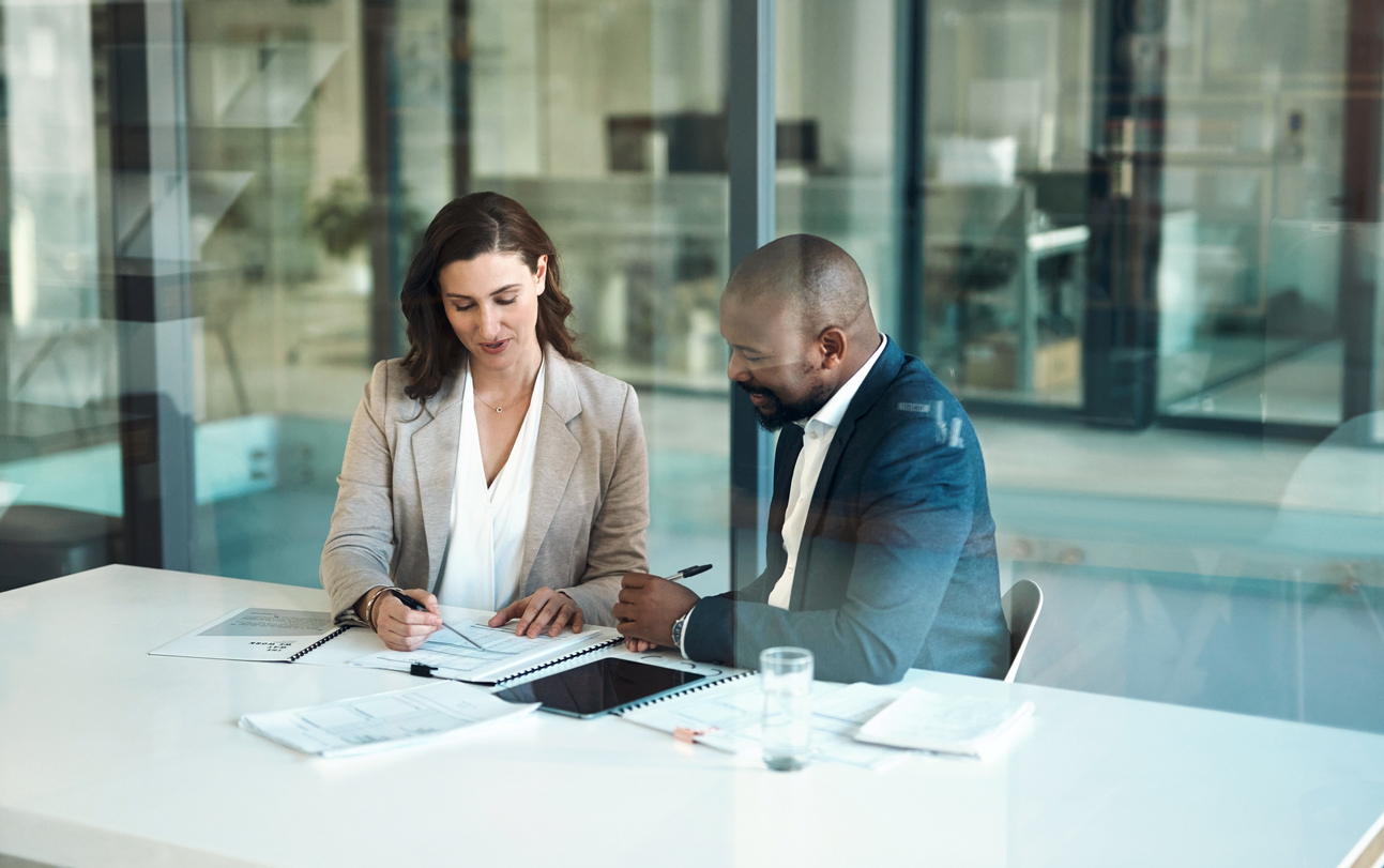 Bureau, réunion et documents d'hommes d'affaires, clients ou équipe pour impôts, audit ou rapport de revenus en comptabilité. Documents, révision et conseils d'une femme, d'un conseiller financier ou d'un comptable