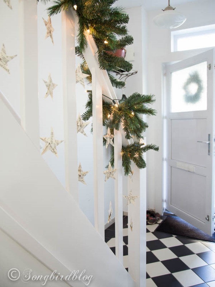 15 Ways to Decorate the Staircase This Holiday Season