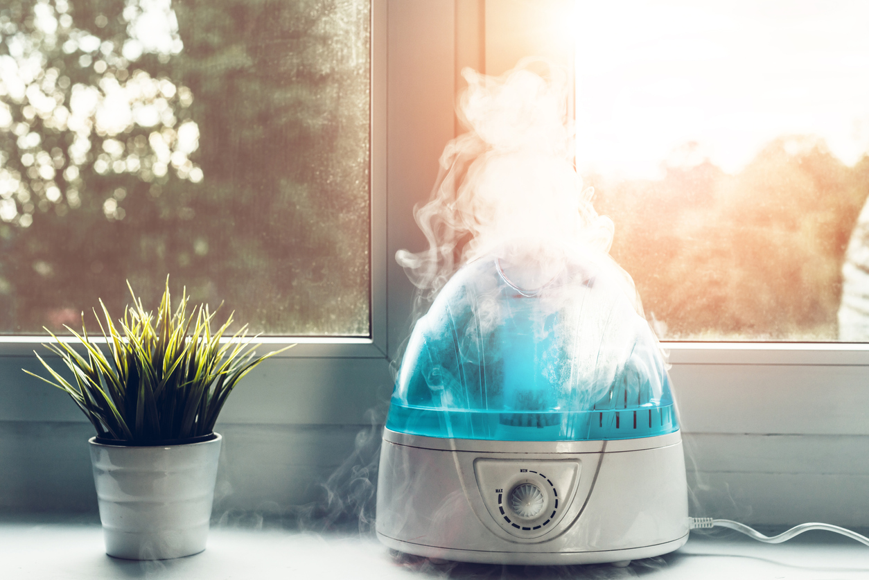 L'humidificateur blanc humidifie l'air sec. Améliorer le confort de vie dans la maison, l'appartement. Améliorer le bien-être des personnes.