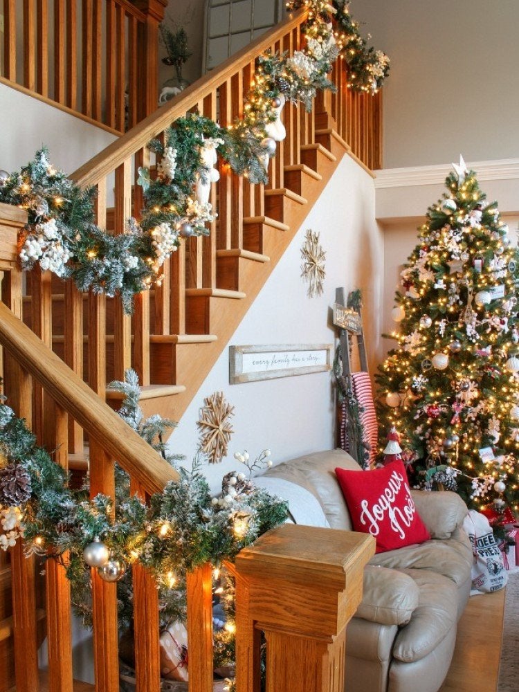 15 Ways to Decorate the Staircase This Holiday Season