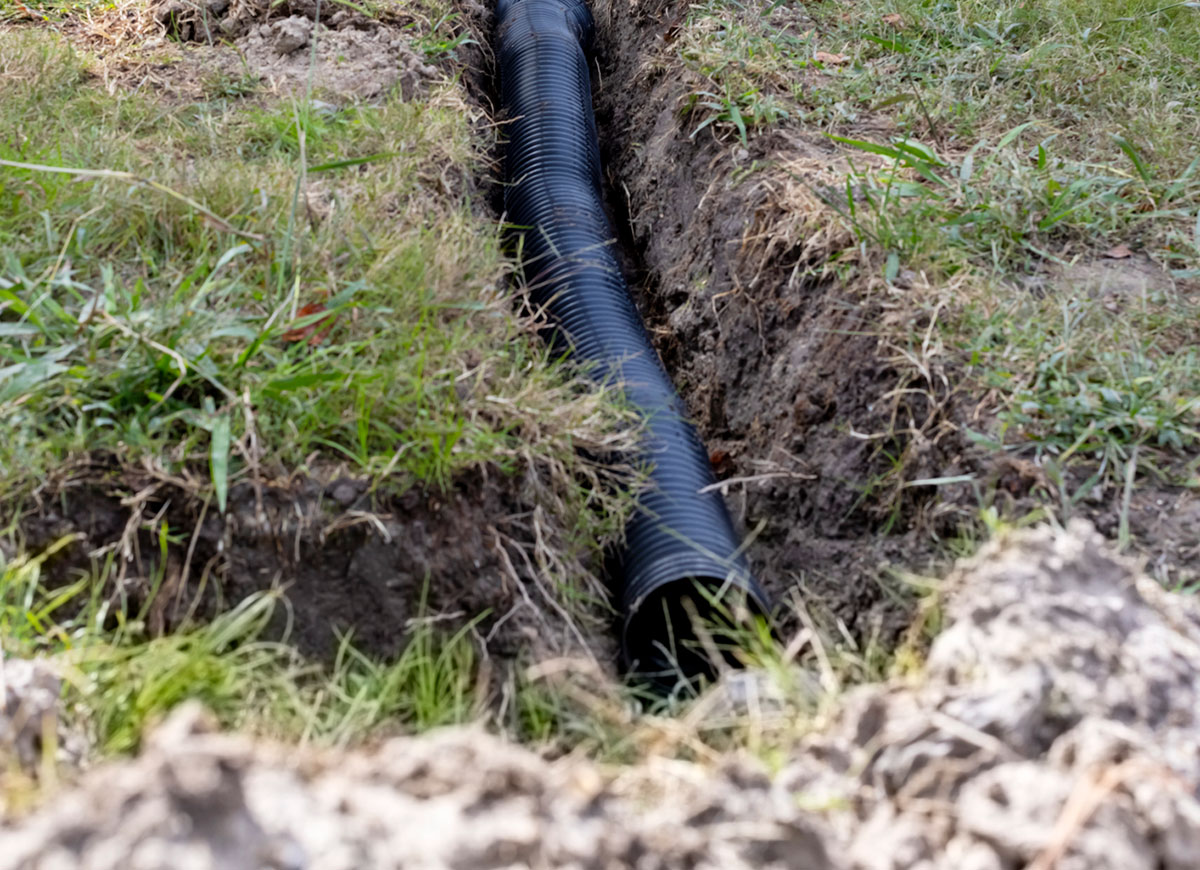 Un drain français installé dans une cour résidentielle.