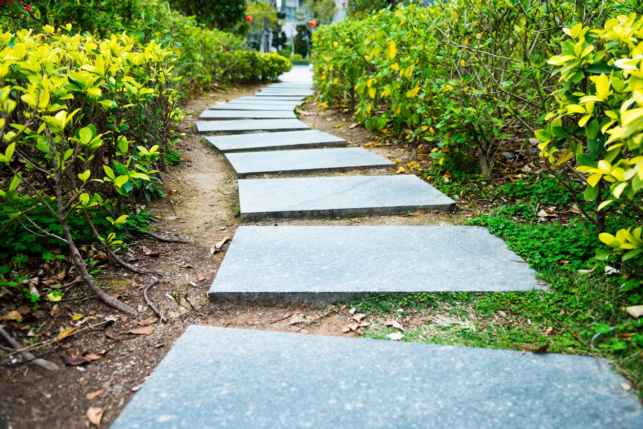 10 Stepping Stone Designs to Elevate Your Garden Pathway