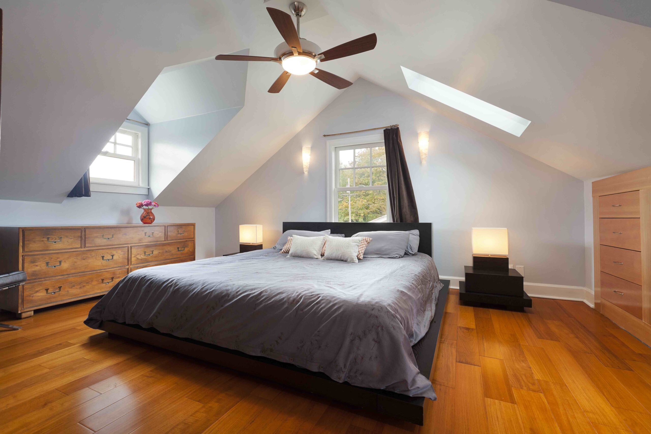 Chambre mansardée avec ventilateur de plafond