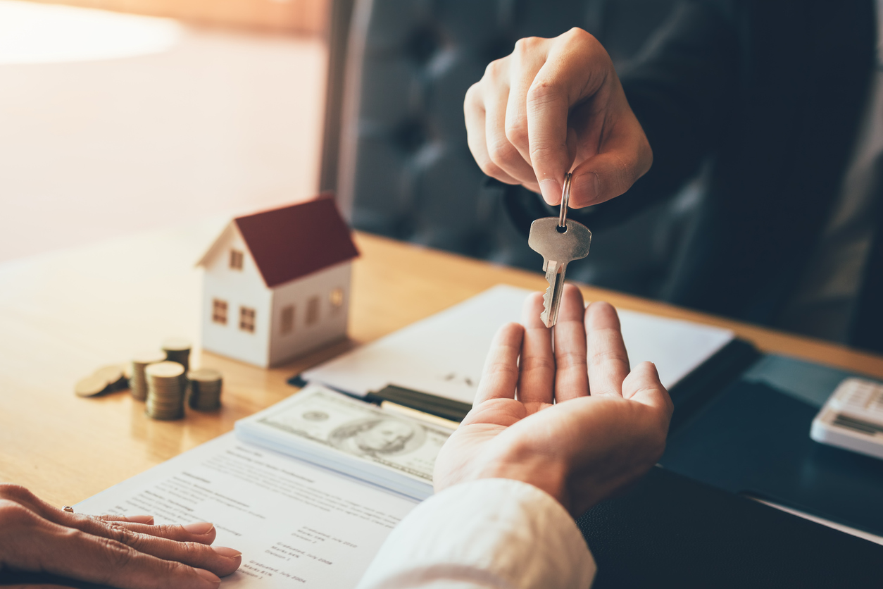 iStock-1131335531 pourquoi ne pas posséder une maison à votre nom remettre les clés d'une maison à quelqu'un