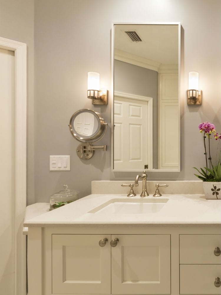 8 Tips for Remodeling a Tiny Bathroom