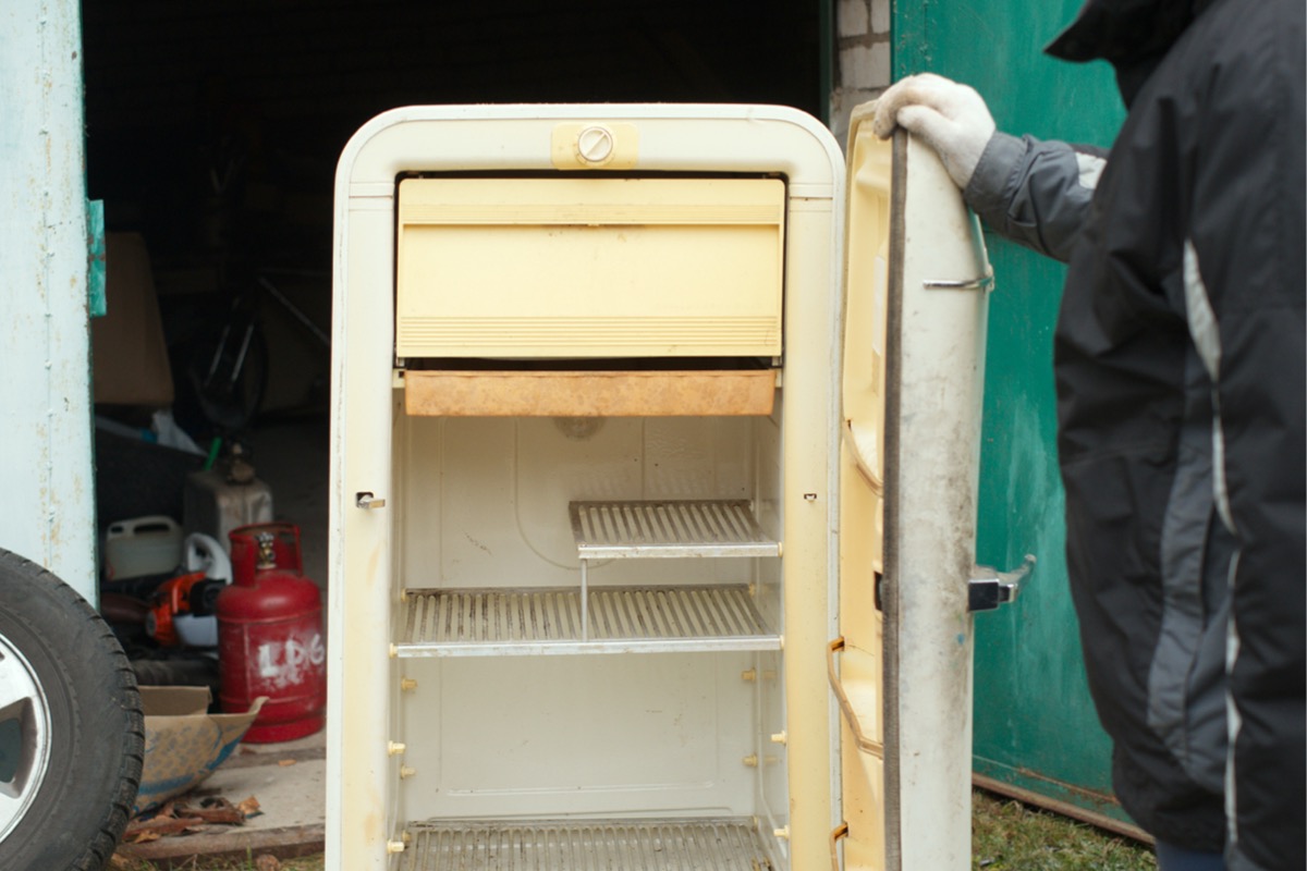 how to dispose of a refrigerator