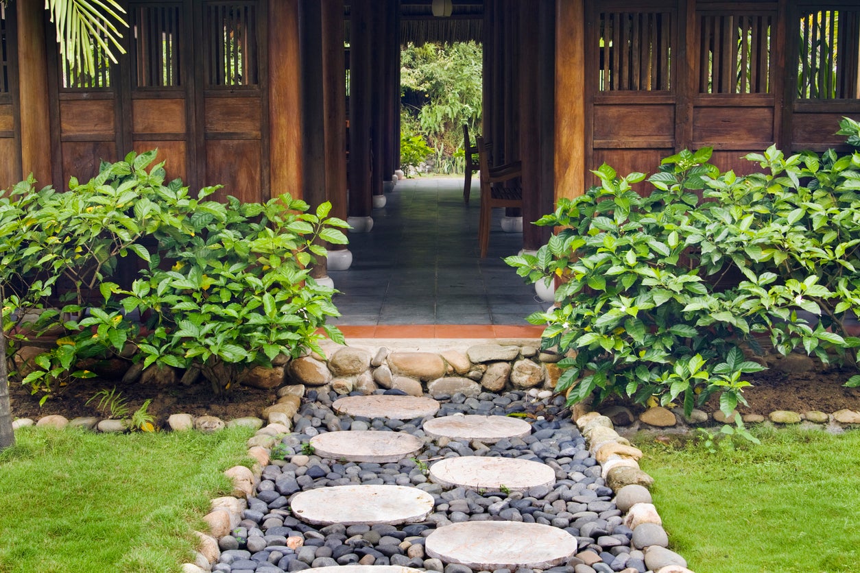 10 Stepping Stone Designs to Elevate Your Garden Pathway