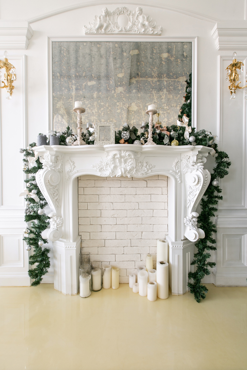 iStock-1076186702 idées de décoration d'hiver guirlande de cheminée