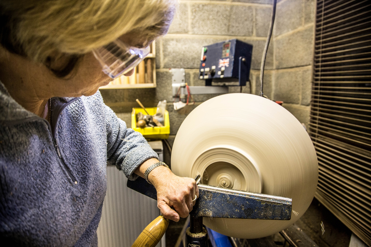 how to use a lathe