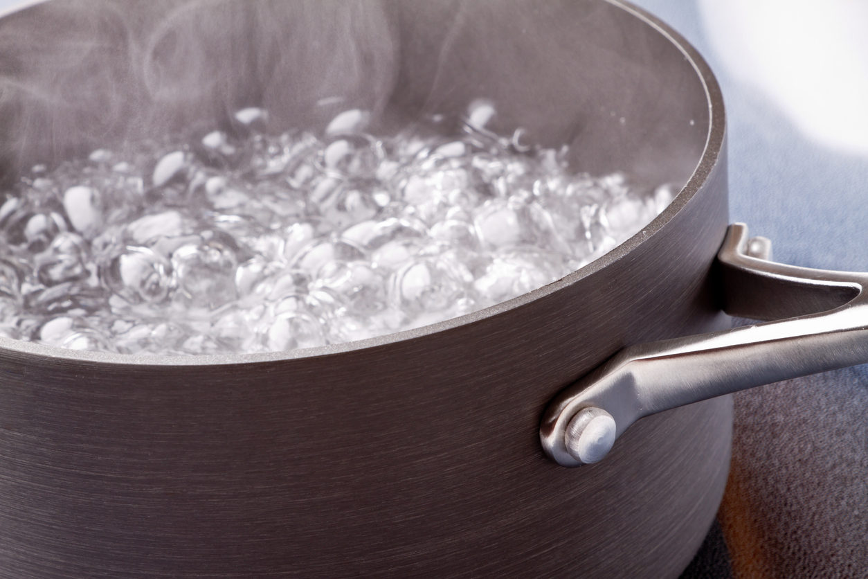 Faire bouillir de l'eau dans une casserole sur le feu