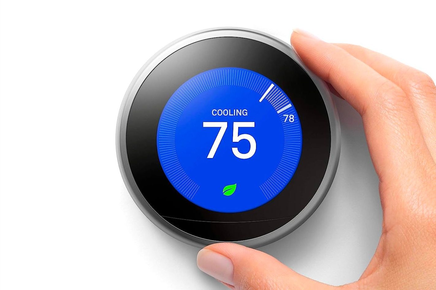 Une main qui tourne l'extérieur du meilleur thermostat programmable, susceptible de régler la température réglée