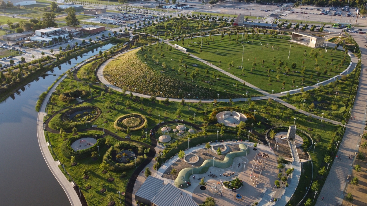 Grande vue aérienne du parc avec passerelle circulaire.