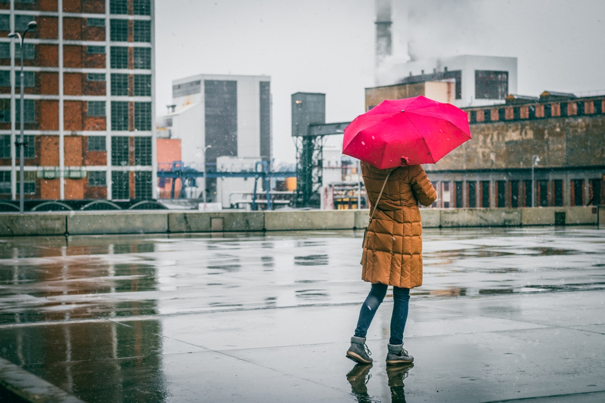 femme avec un parapluie rouge