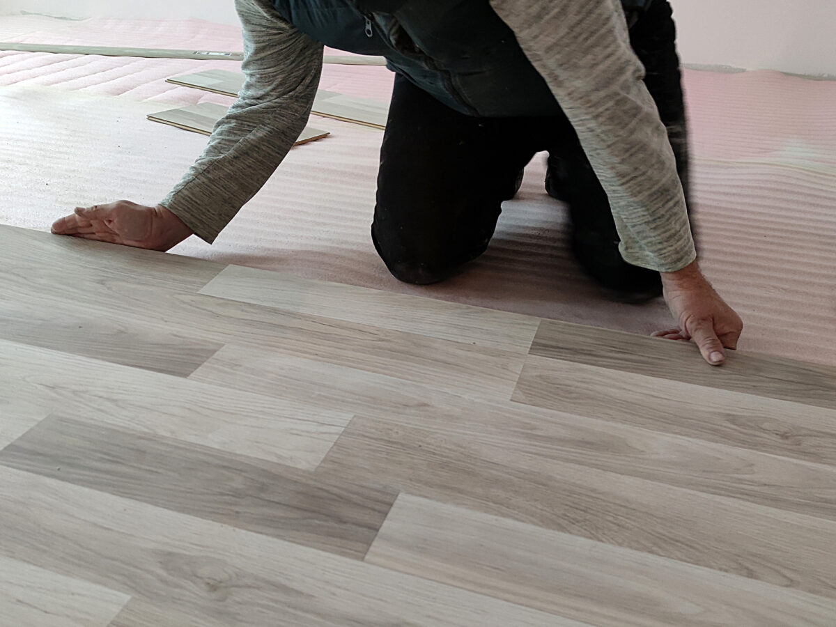 Installation de planches stratifiées avec une finition en bois de frêne