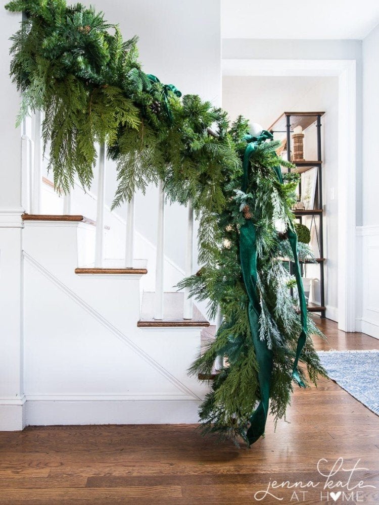 15 Ways to Decorate the Staircase This Holiday Season