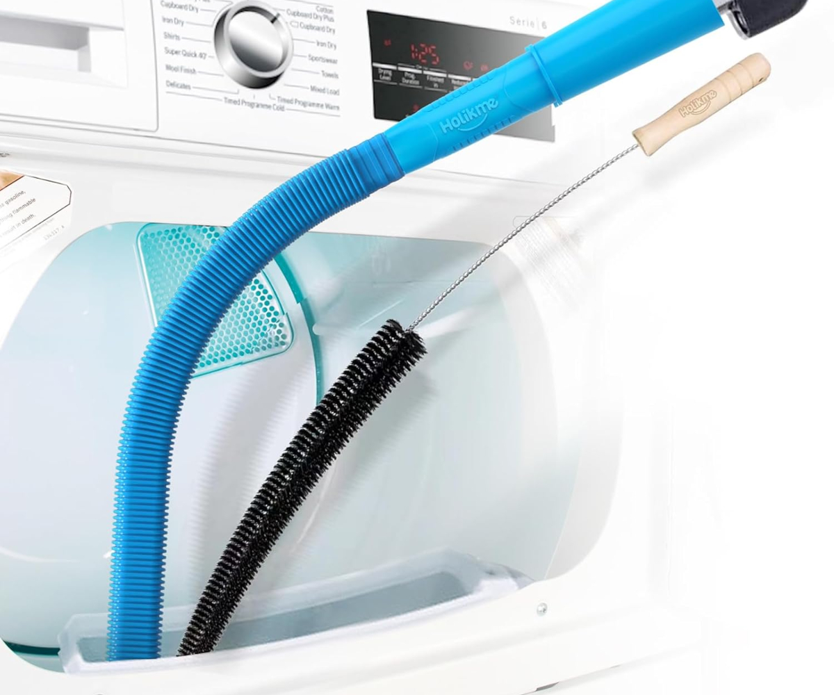 Une brosse de nettoyage de conduit de sécheuse et un accessoire d'aspirateur sont utilisés simultanément pour nettoyer un conduit de sécheuse.