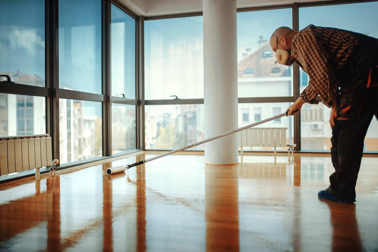 how long does polyurethane take to dry carpenter applying polyurethane on hard wood floor