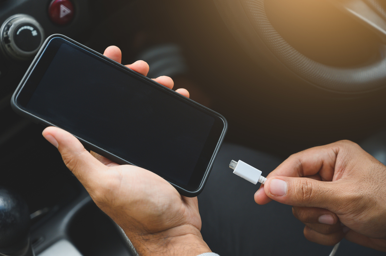 Recharger les smartphones dans la voiture