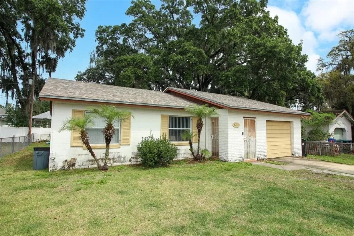 how to choose a rental property - older home with palm trees in front