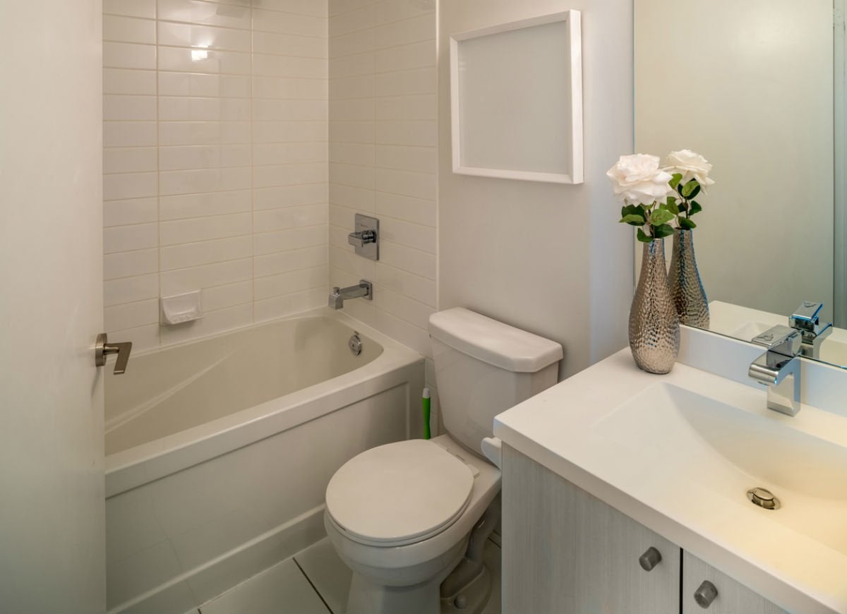 8 Tips for Remodeling a Tiny Bathroom