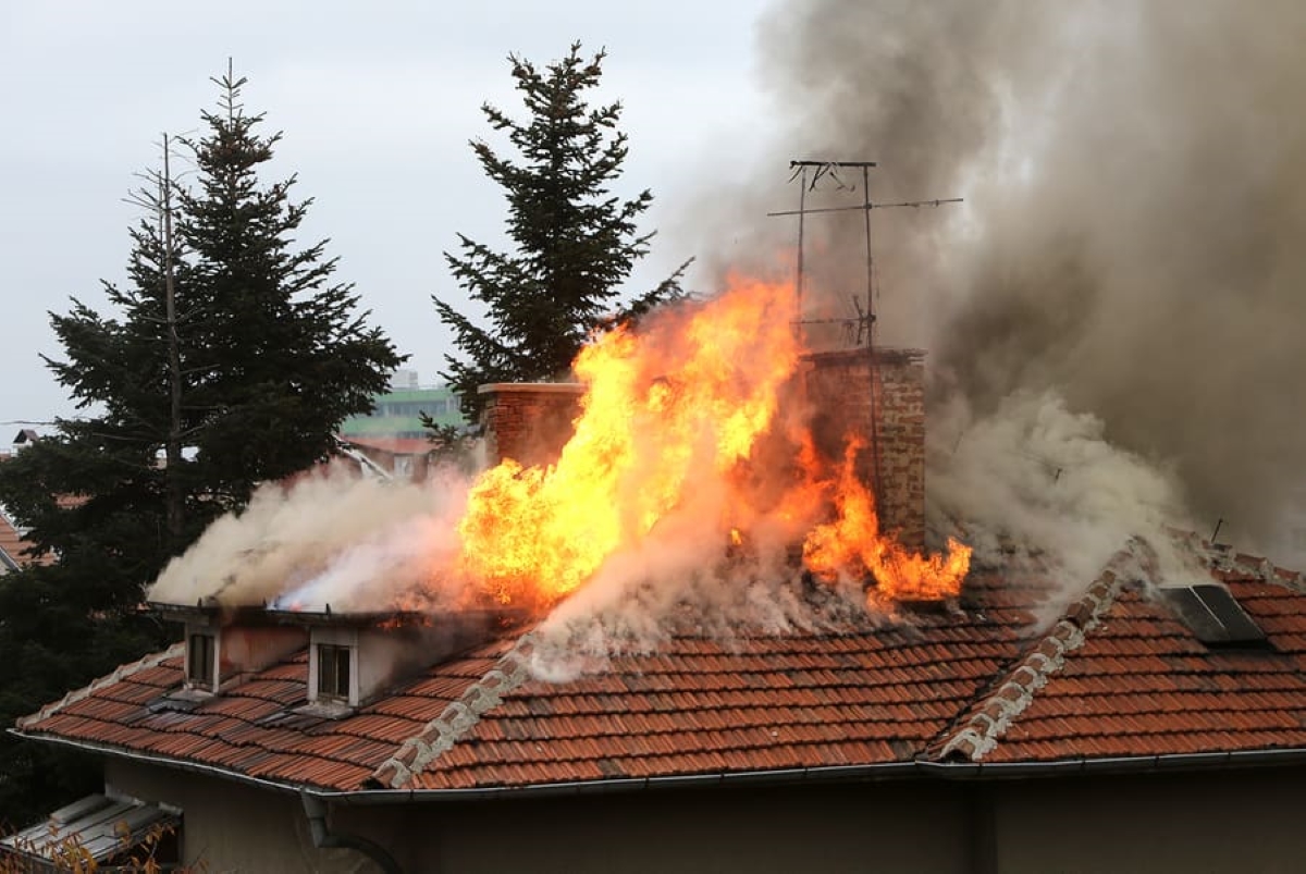 Les catastrophes naturelles modifient les codes de construction locaux - toit en feu