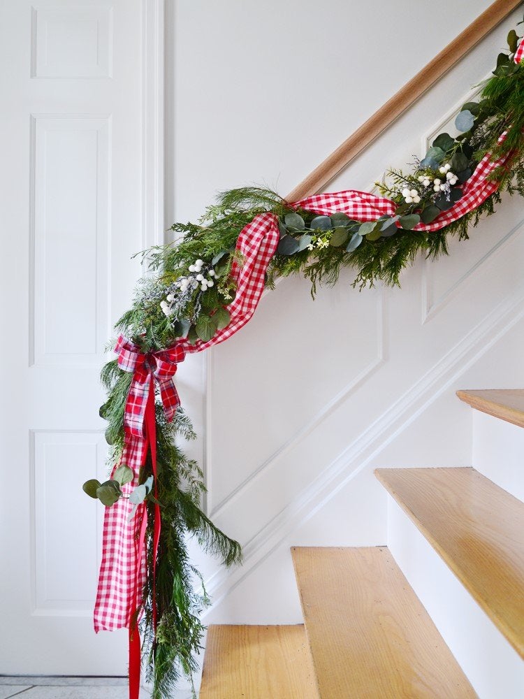 15 Ways to Decorate the Staircase This Holiday Season