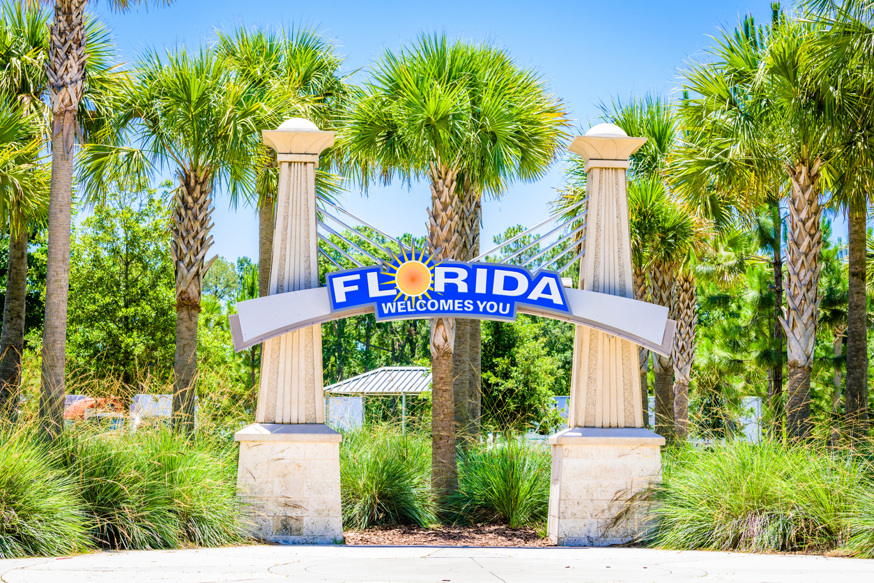 iStock-1191161237 panneau de bienvenue en Floride pour les communautés planifiées