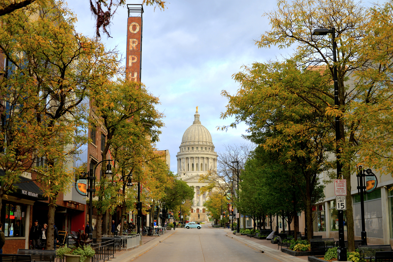 Les clients profitent de l'un des meilleurs emplacements de Madison. State Street et la place du Capitole offrent d'excellents magasins et des vues sur le monument le plus beau et le plus important de la ville