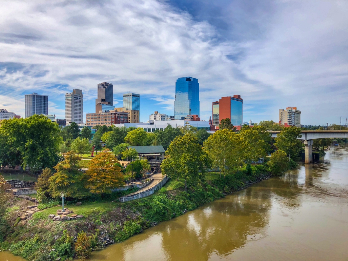 Horizon de Little Rock Arkansas près de la rivière et de nombreux arbres.