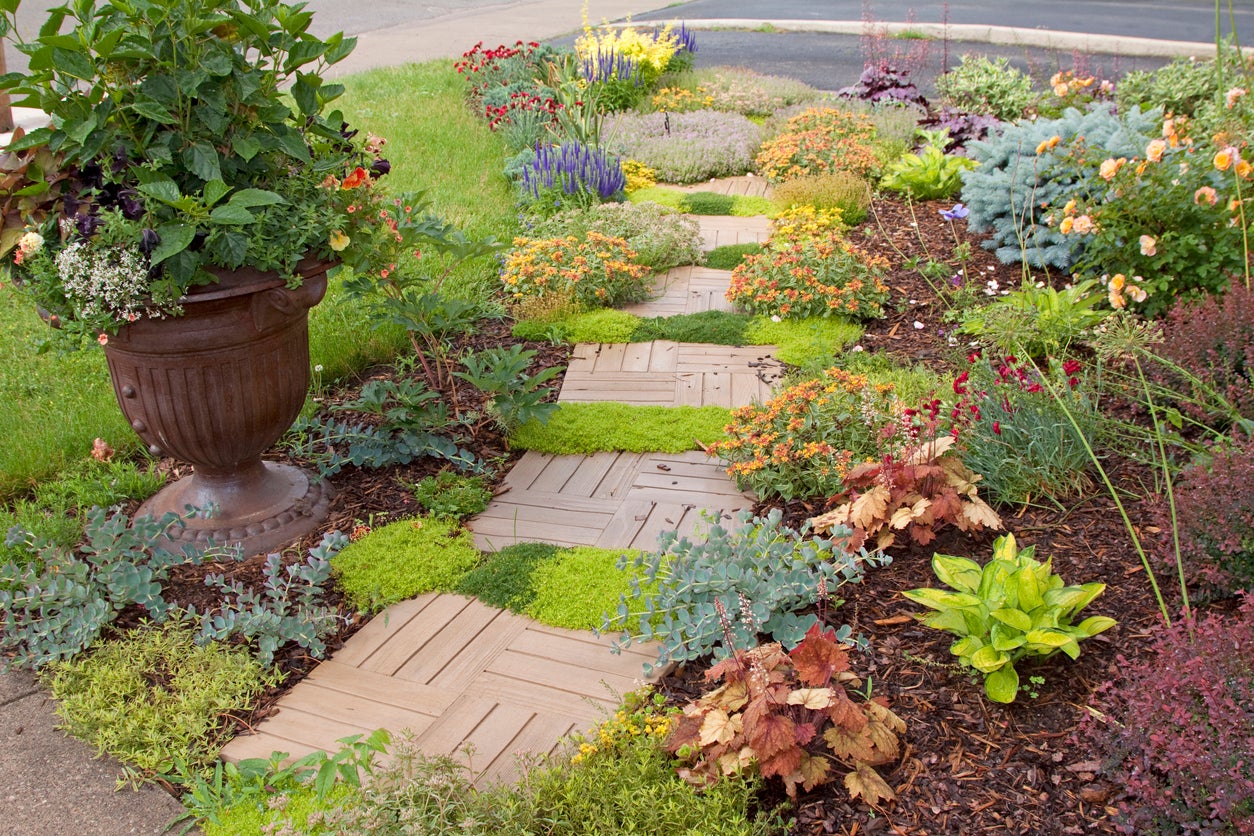 10 Stepping Stone Designs to Elevate Your Garden Pathway