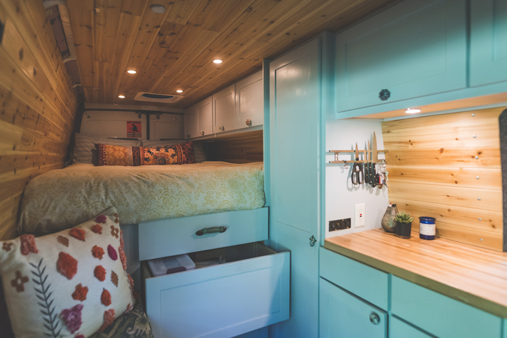 camper-decor-bleu-peint-cabinets-de-cuisine-et-lit-camper