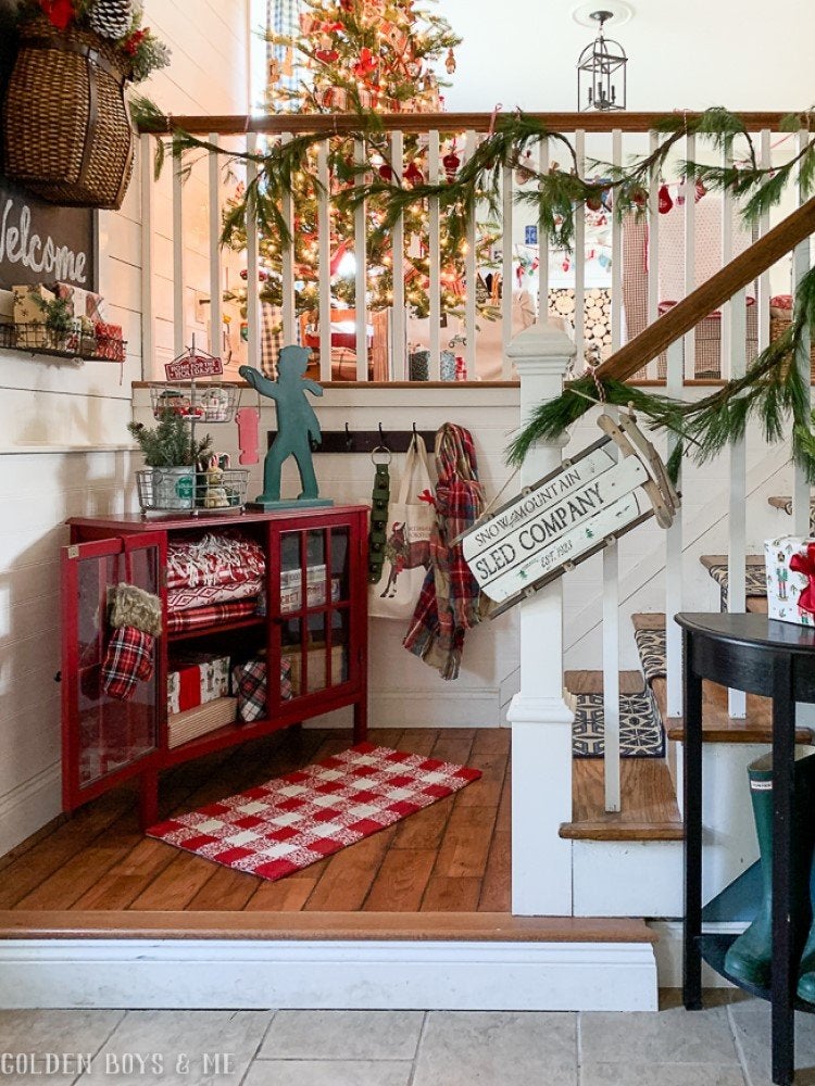 15 Ways to Decorate the Staircase This Holiday Season