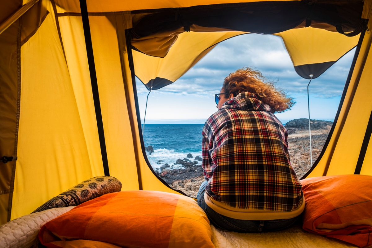 Femme dans une tente de camping