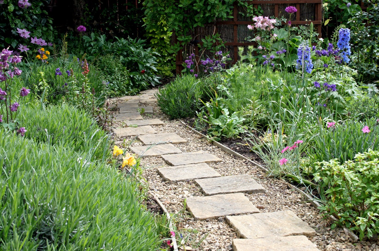 10 Stepping Stone Designs to Elevate Your Garden Pathway