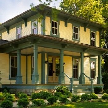 Italiante-style house with vinyl siding