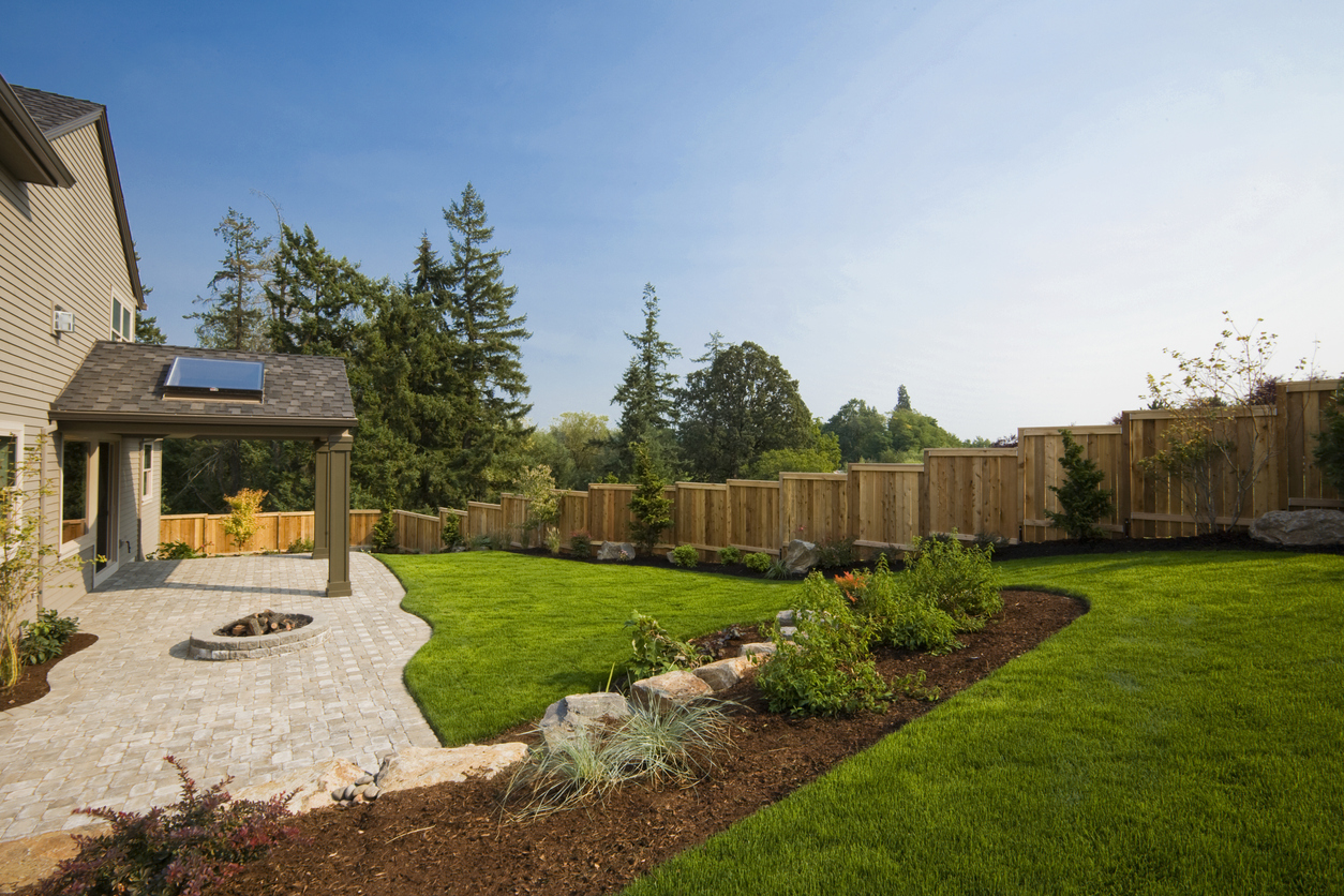 Un jardin bien aménagé avec une pente.