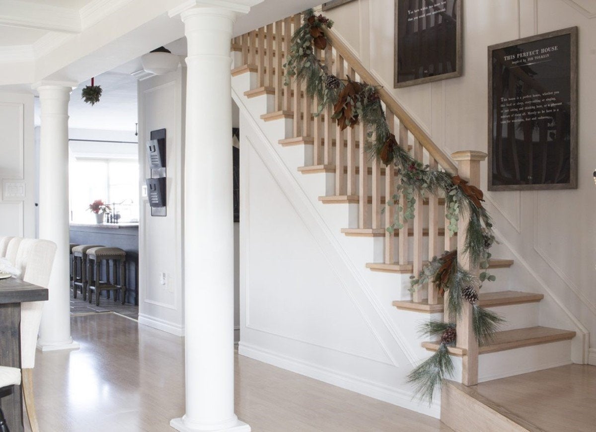 15 Ways to Decorate the Staircase This Holiday Season