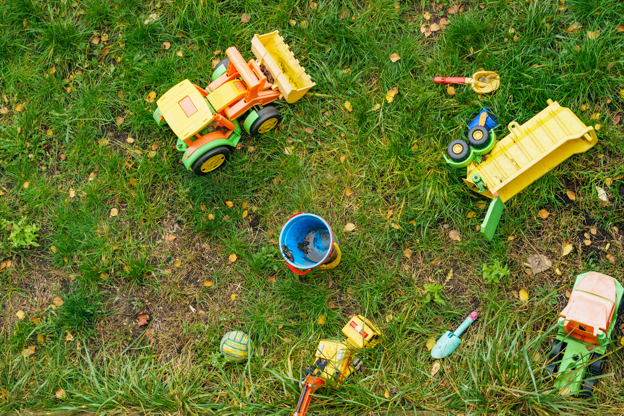 vue aérienne des jouets pour enfants sur l'herbe