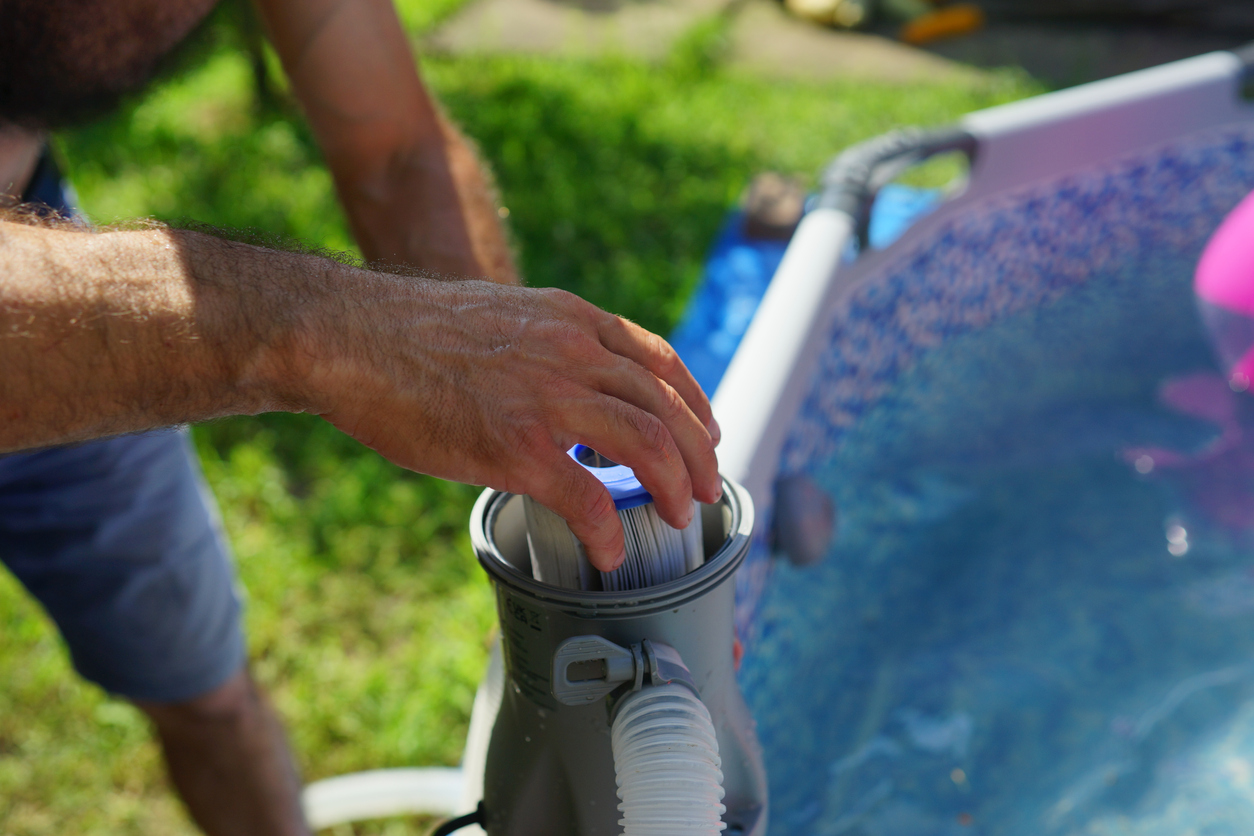 Vue latérale d'une nouvelle cartouche filtrante installée dans un petit filtre de piscine hors sol