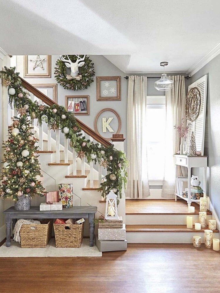 15 Ways to Decorate the Staircase This Holiday Season