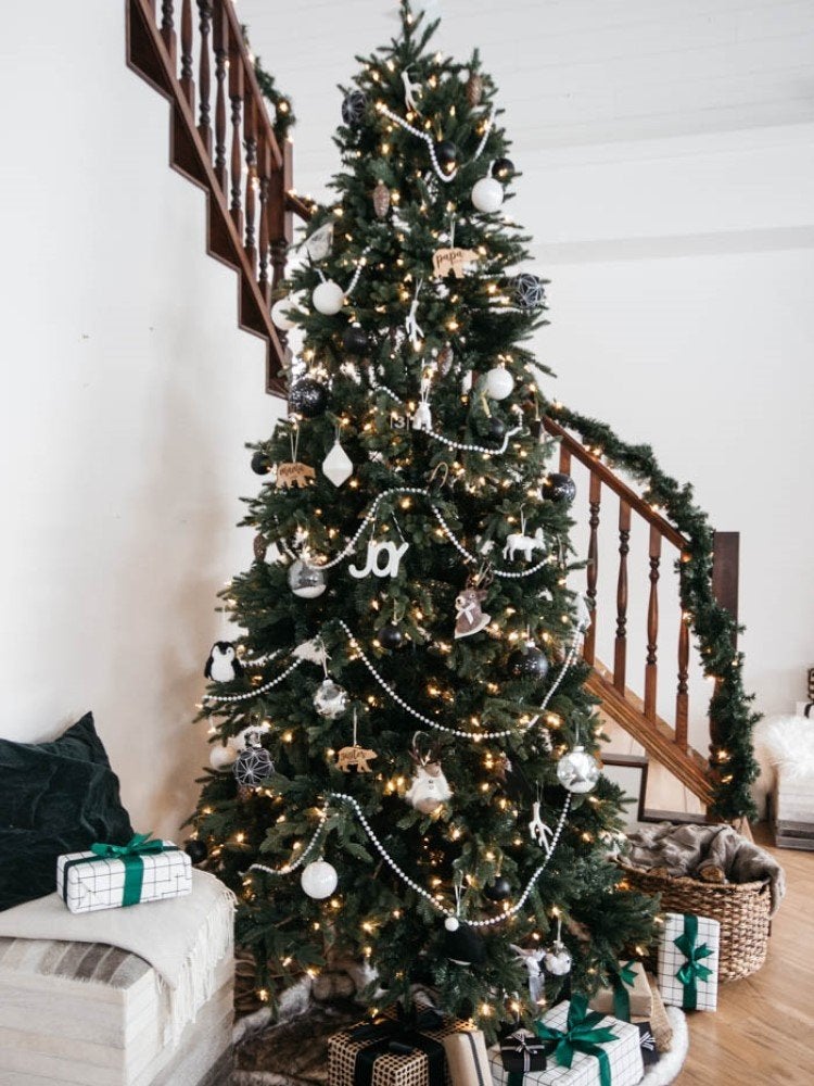 15 Ways to Decorate the Staircase This Holiday Season