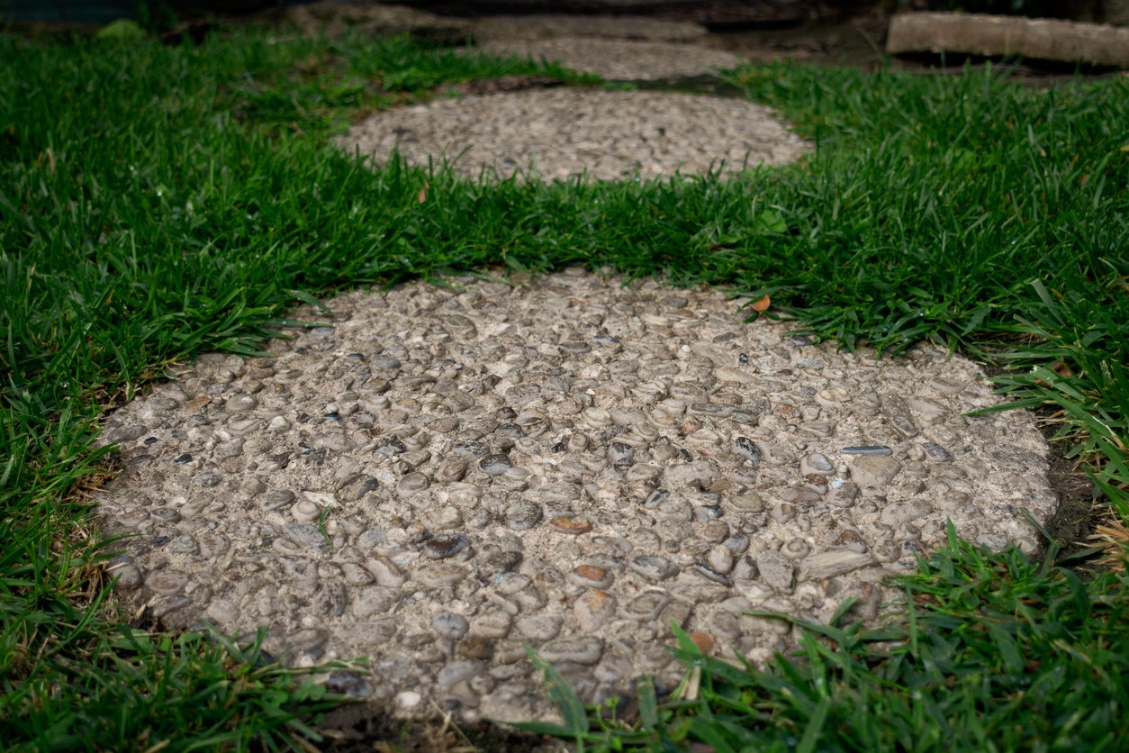 10 Stepping Stone Designs to Elevate Your Garden Pathway