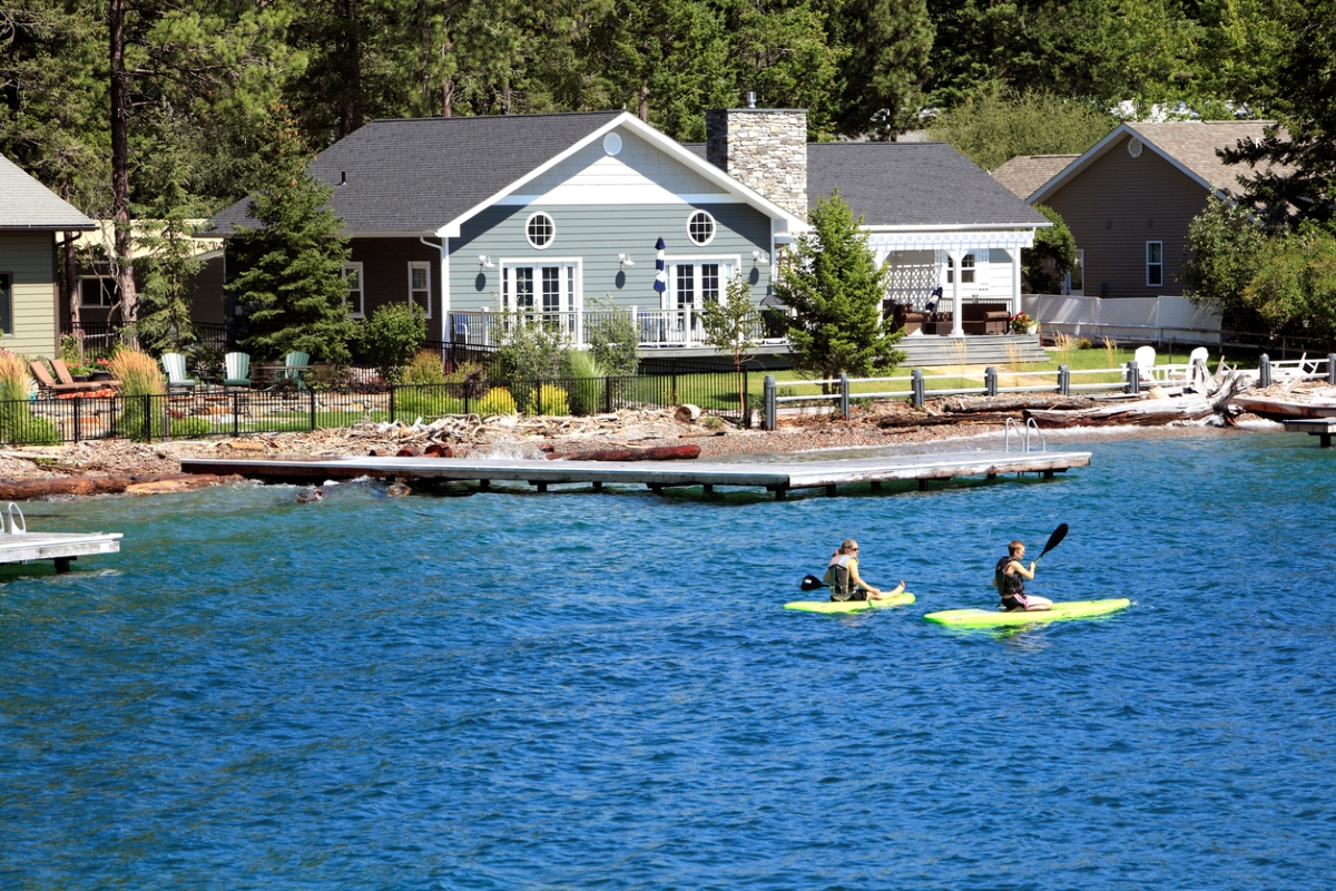 Maison au bord de l'eau dans le Montana