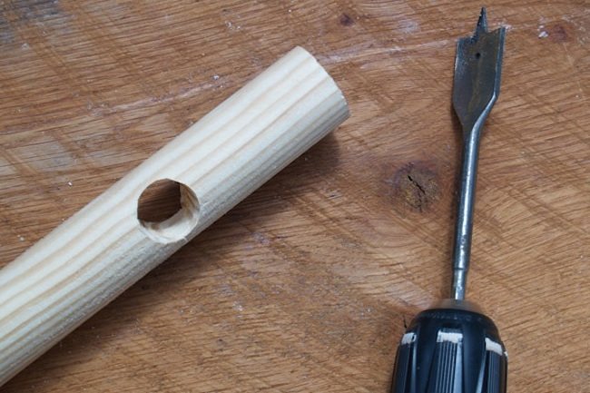 Perçage d'un trou dans un poteau de placard en bois