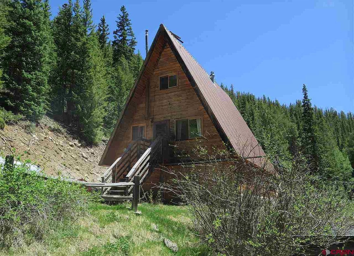 15 Off-the-Grid Homes for Sale Right Now