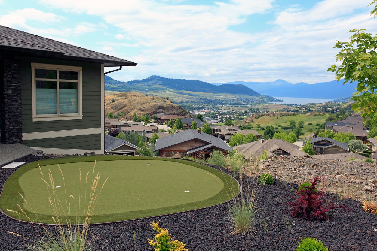 11 Backyard Putting Greens That’ll Make Your Neighbors Envious